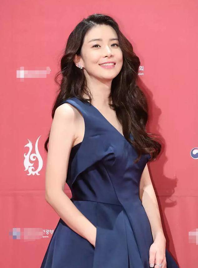 宝英合照,短脖宽肩被衬黑3个色号,网友:仪态差太多_感觉_刘诗诗_池城