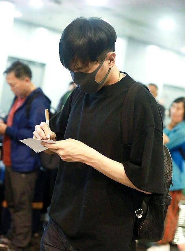 张若昀发文道歉希望和唐艺昕幸福,伴娘已定,伴郎会有王思聪吗?