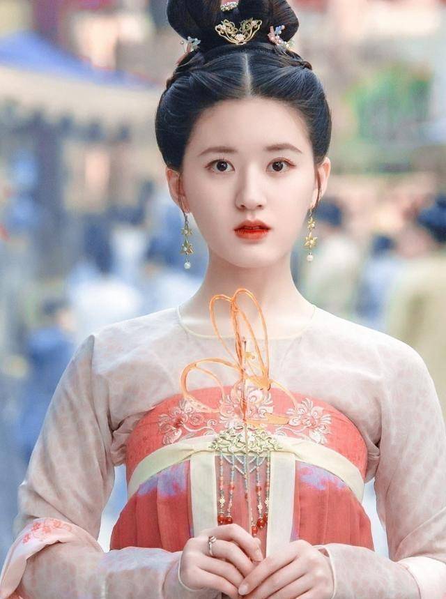 一开始时,迪丽热巴饰演的李长歌造型,确实很拖后腿.这一点,小兮承认.