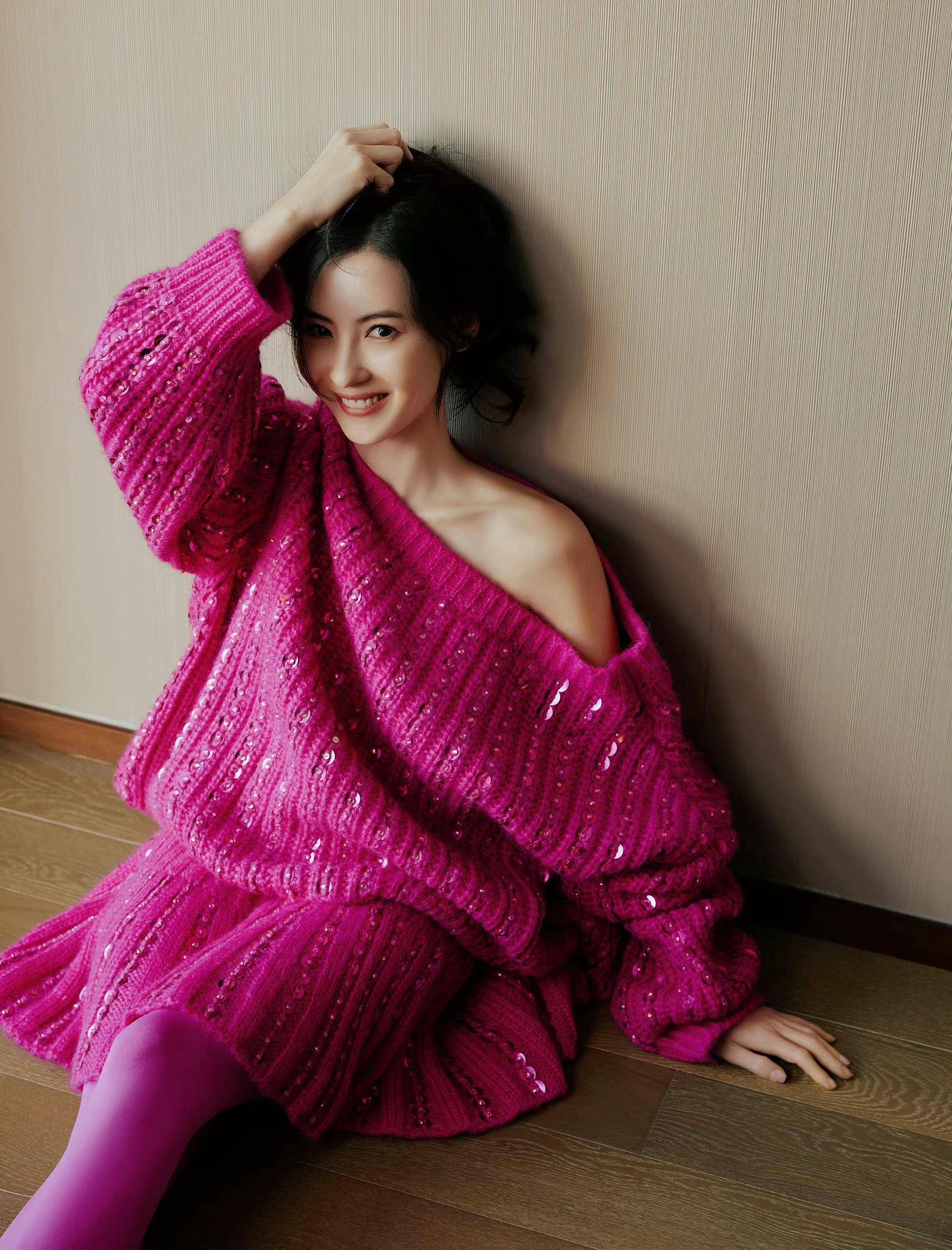 辣妈张柏芝可真潮,穿玫红色毛衣裙配打底袜,个性又时髦_造型_时尚