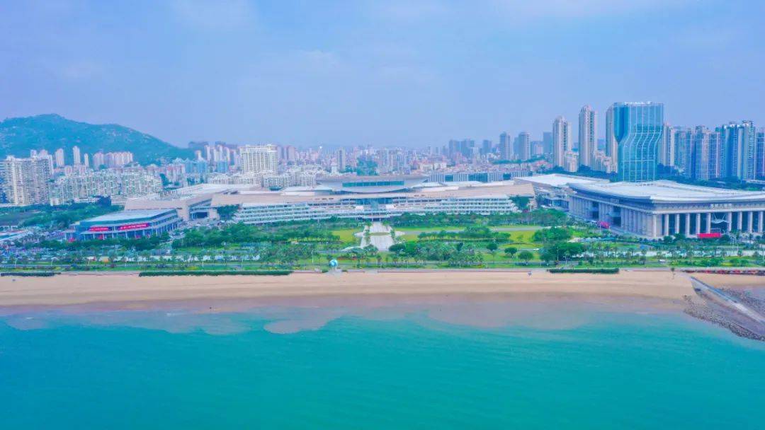 酒店坐落于风光旖旎的环岛路旁,可直面海豚湾沙滩,站在酒店客房即可