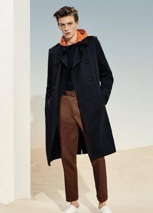 赵又廷去纽约时装周了,穿深色大衣配橙色卫衣,显年轻又有魅力!