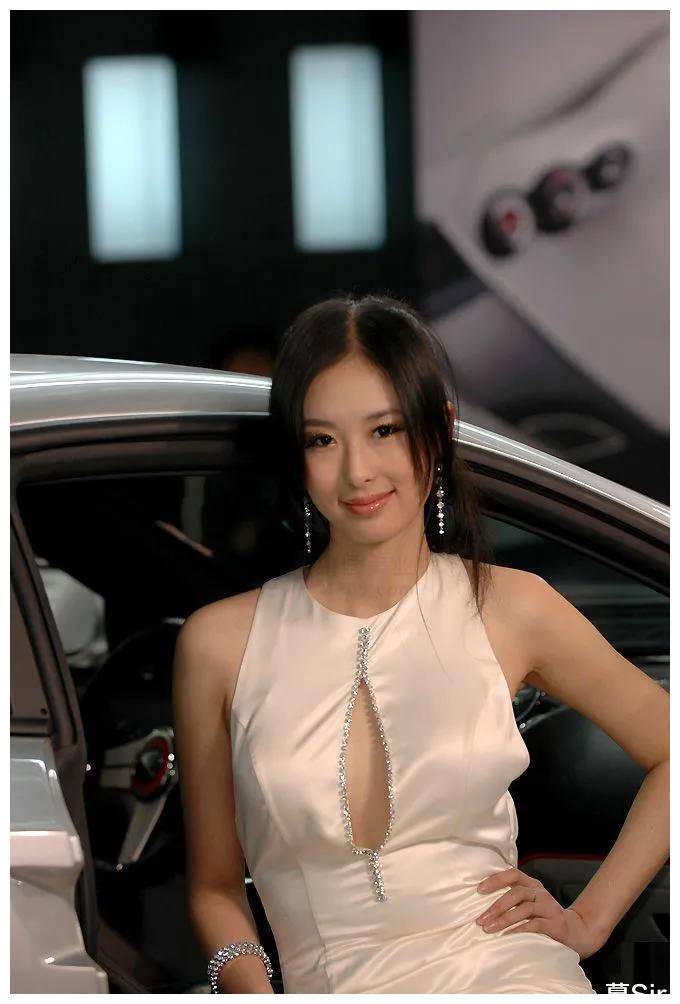 2010年5月,翟凌刚刚复出没几天,就与男篮运动员张博传出了绯闻,两人还