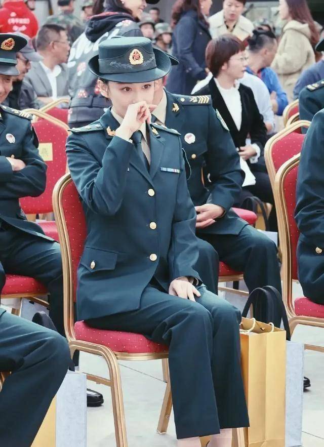 张馨予旗袍造型太惊艳,高开叉设计韵味十足,坐下后险些走光_军嫂_因为