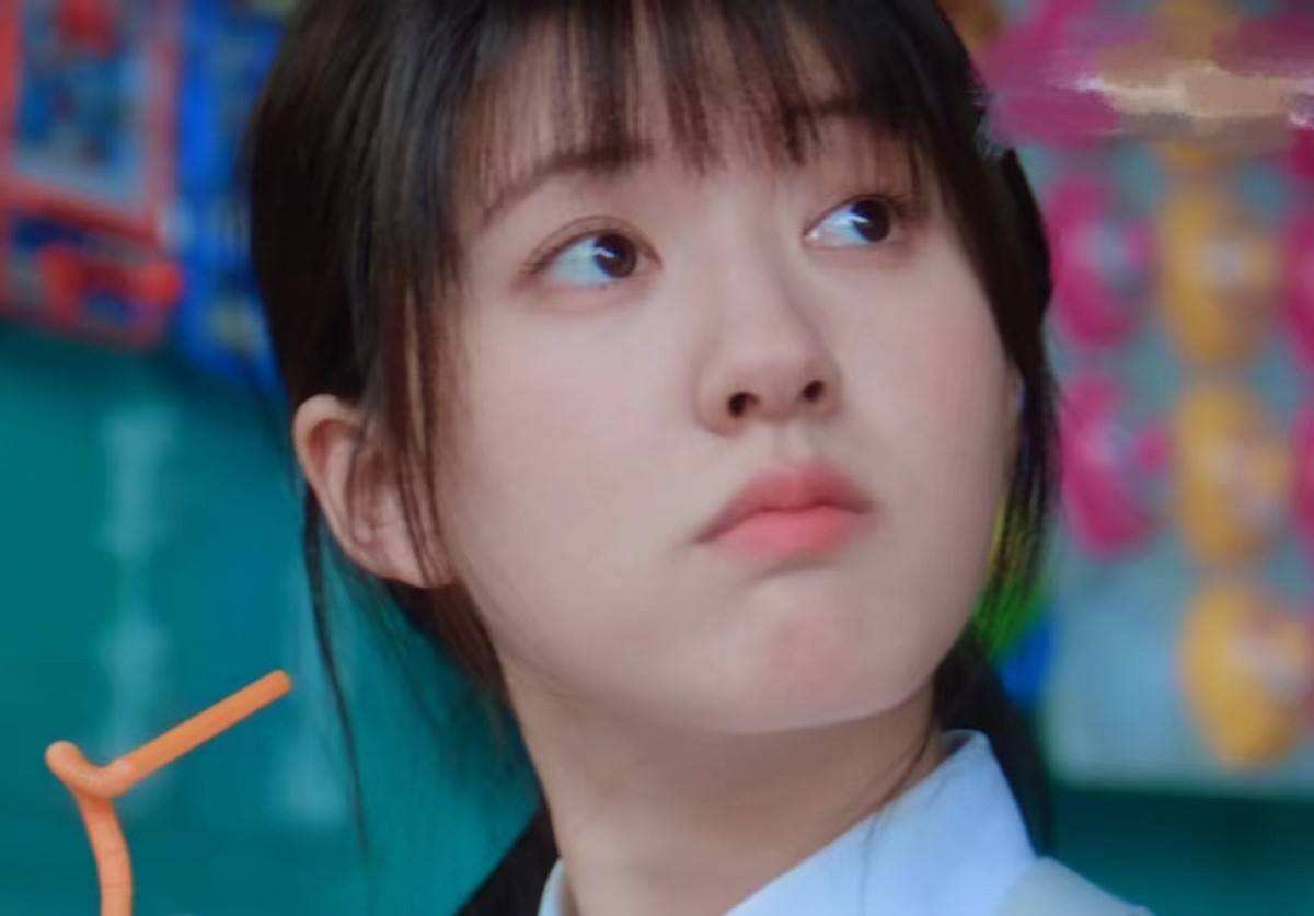 顶着大饼子脸却硬演"高中生",是谁的审美出了问题_赵露思_年龄_演技