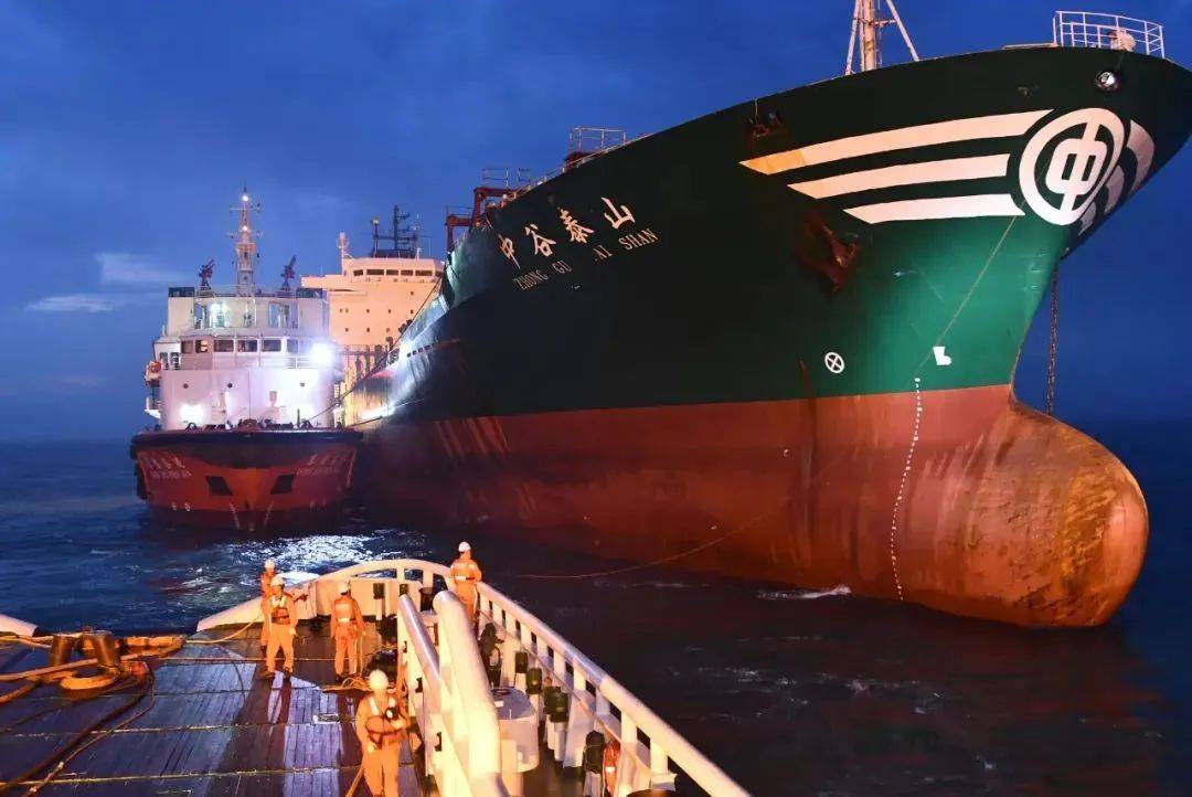 长江口南槽航道,出海咽喉要道,一集装箱船深夜失火!