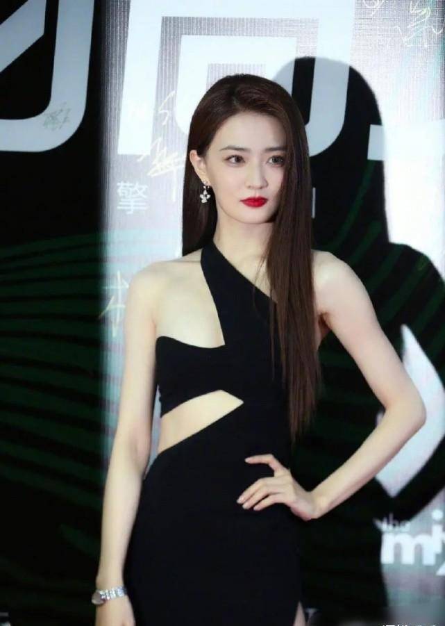 徐璐离开张铭恩后变"大胆"了,自我突破穿黑色绑带开叉裙,太绝了!