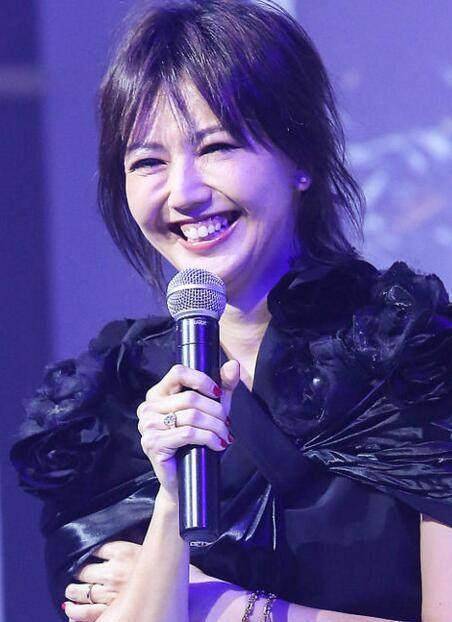 孙燕姿晒大肚照,修图痕迹太明显,对比舞台照原来修了这个地方_体重