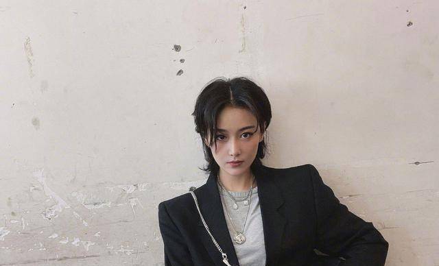 张馨予还在问中解释道:起初被丈夫剪掉了长发,后来因为角色才把头发剪