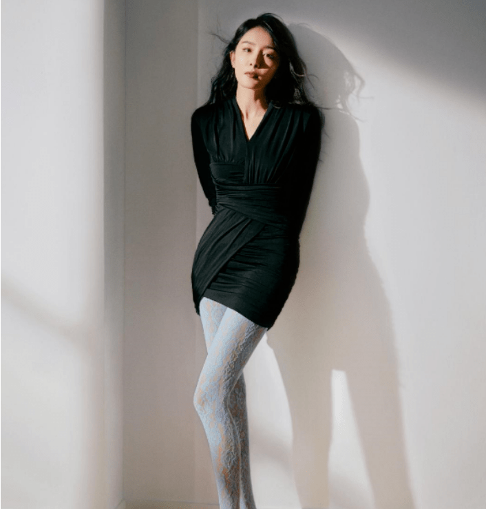 杨幂不愧是丝袜模特,穿不同颜色丝袜搭配不同衣服大秀女神气质!