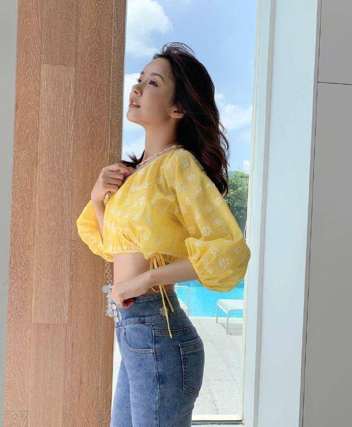 张子萱产后半年拍写真,小腹平坦无一丝赘肉,大秀细腰长腿超美_陈赫_工