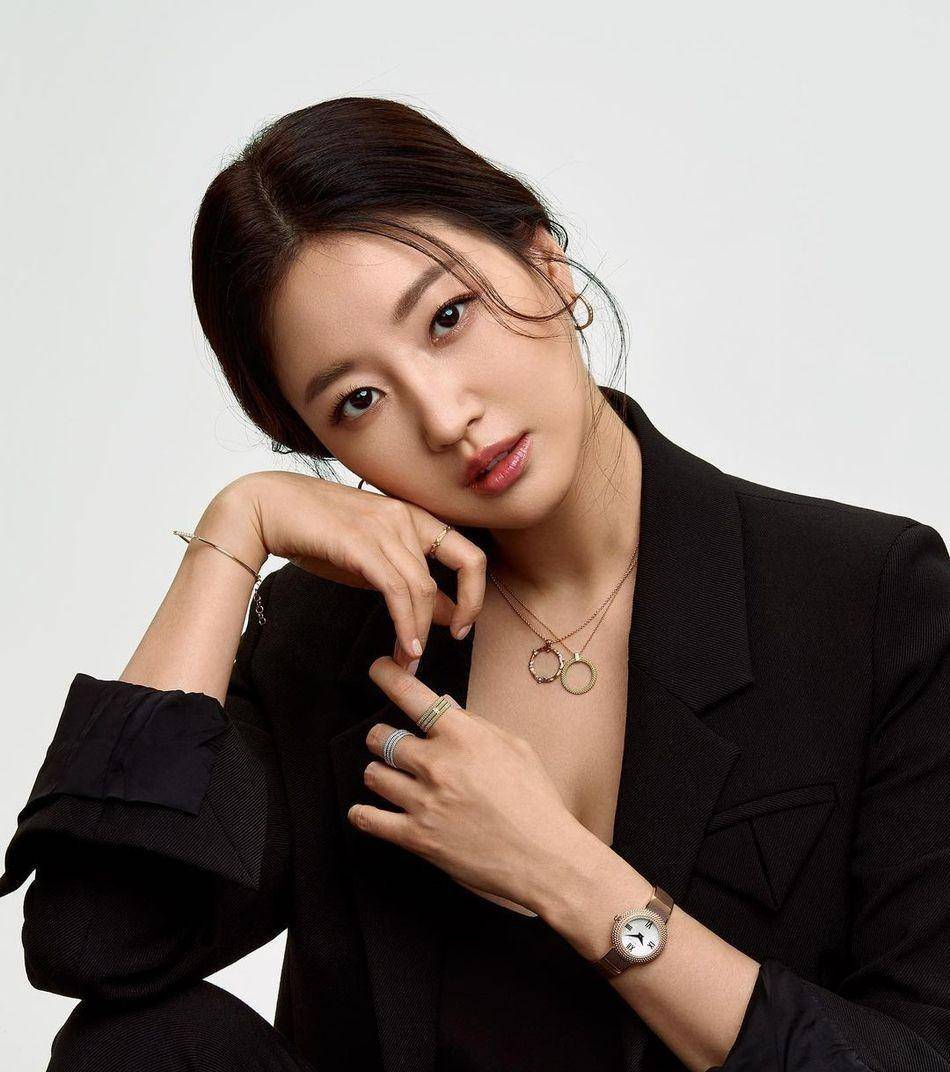 小编先来简单介绍一下这位漂亮姐姐金莎朗,然后带大家回忆杀一波1978