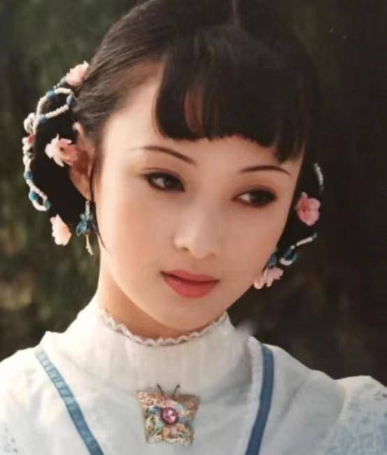 琼瑶更是邀请她拍摄《苍天有泪》,她也凭借这部剧彻底火遍大江南北,无