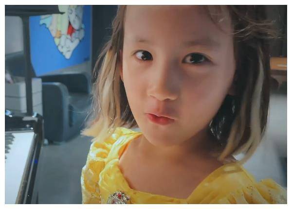 黄磊7岁小女儿近照曝光,模仿姐姐烫染发,却被夸漂亮有灵气