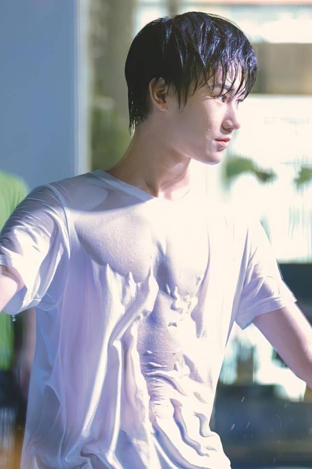 张真源庆祝毕业晒腹肌,人鱼线锦上添花,才18岁身材好到服气_高考_衣服