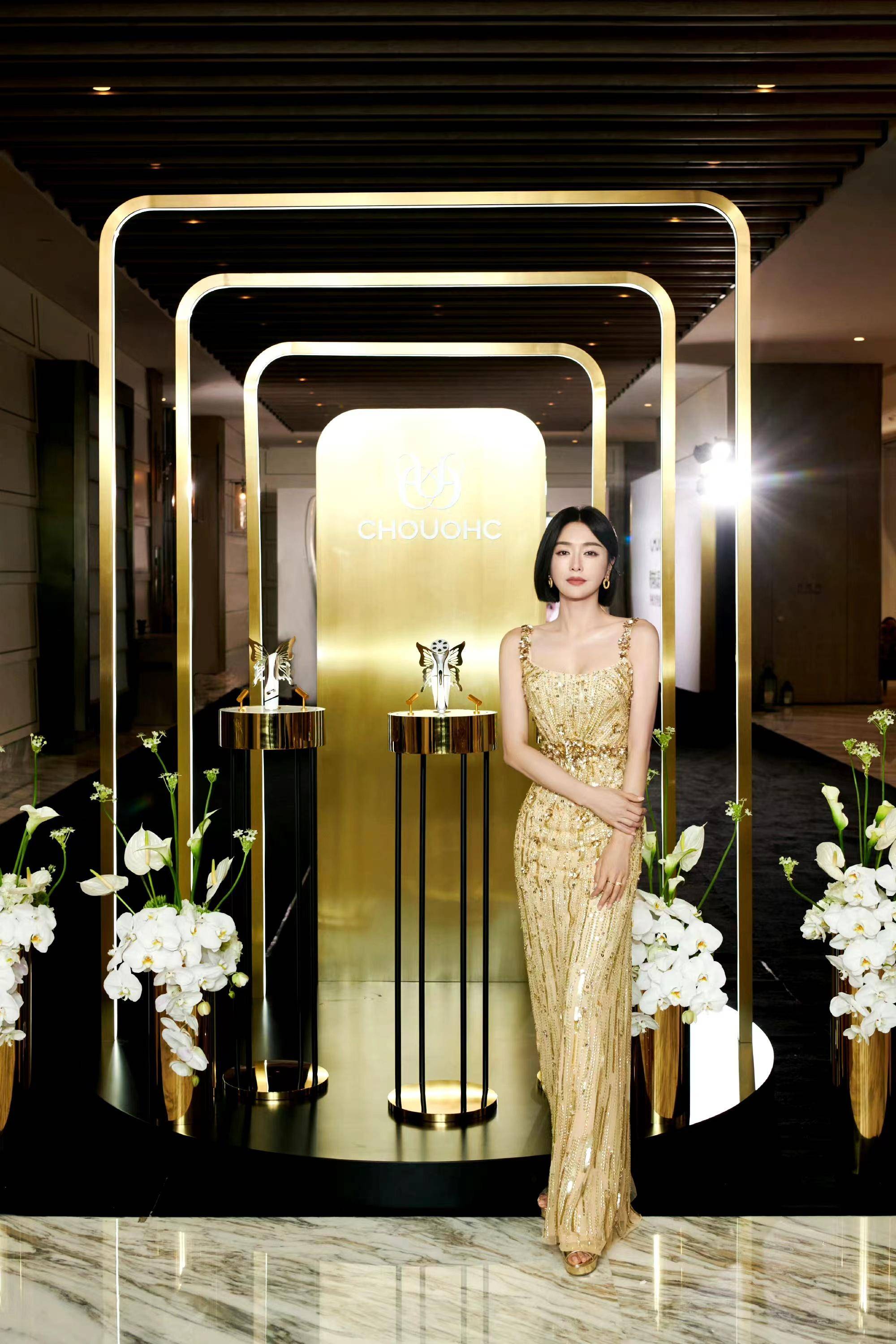 43岁秦岚出席活动,一袭金色刺绣连衣裙优雅贵气!_好身材_长裙_气质