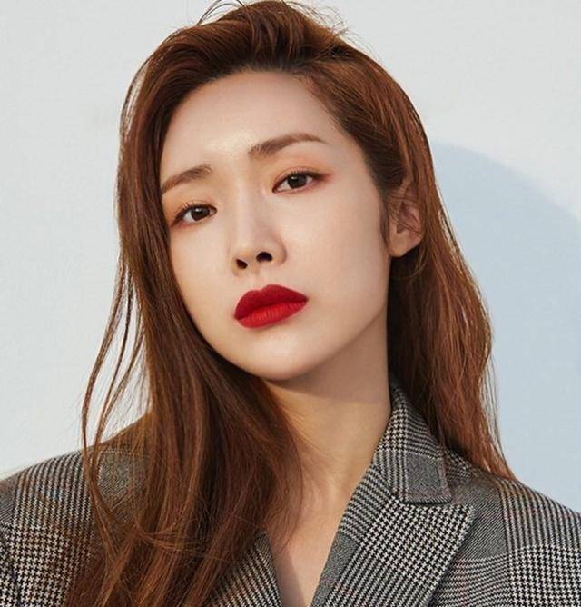 知名度不高,却凭借出众的穿衣品味受到追捧,她就是车婧媛_静媛_春夏