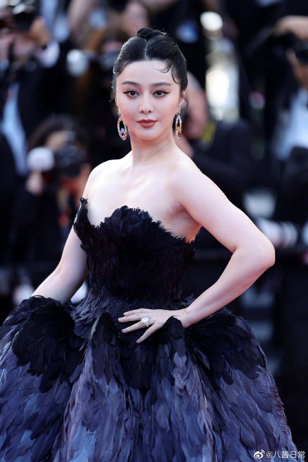 论戛纳电影节的战袍,国内女明星,谁比得过范爷?