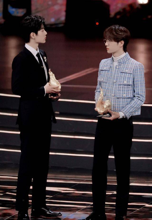 王一博在黑色系中"杀出血路",同框肖战养眼_官方_一身_西装