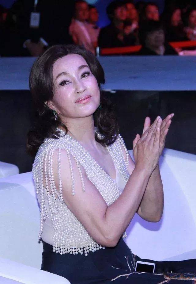 刘晓庆非常善于炫耀,他的裙子外面套了一件"珍珠裙",底色也很贵_女性