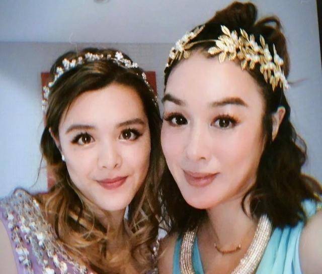 大眼红唇像极妈妈,网友:下一个"人鱼公主"_张敏钧_毛衣_白雪公主