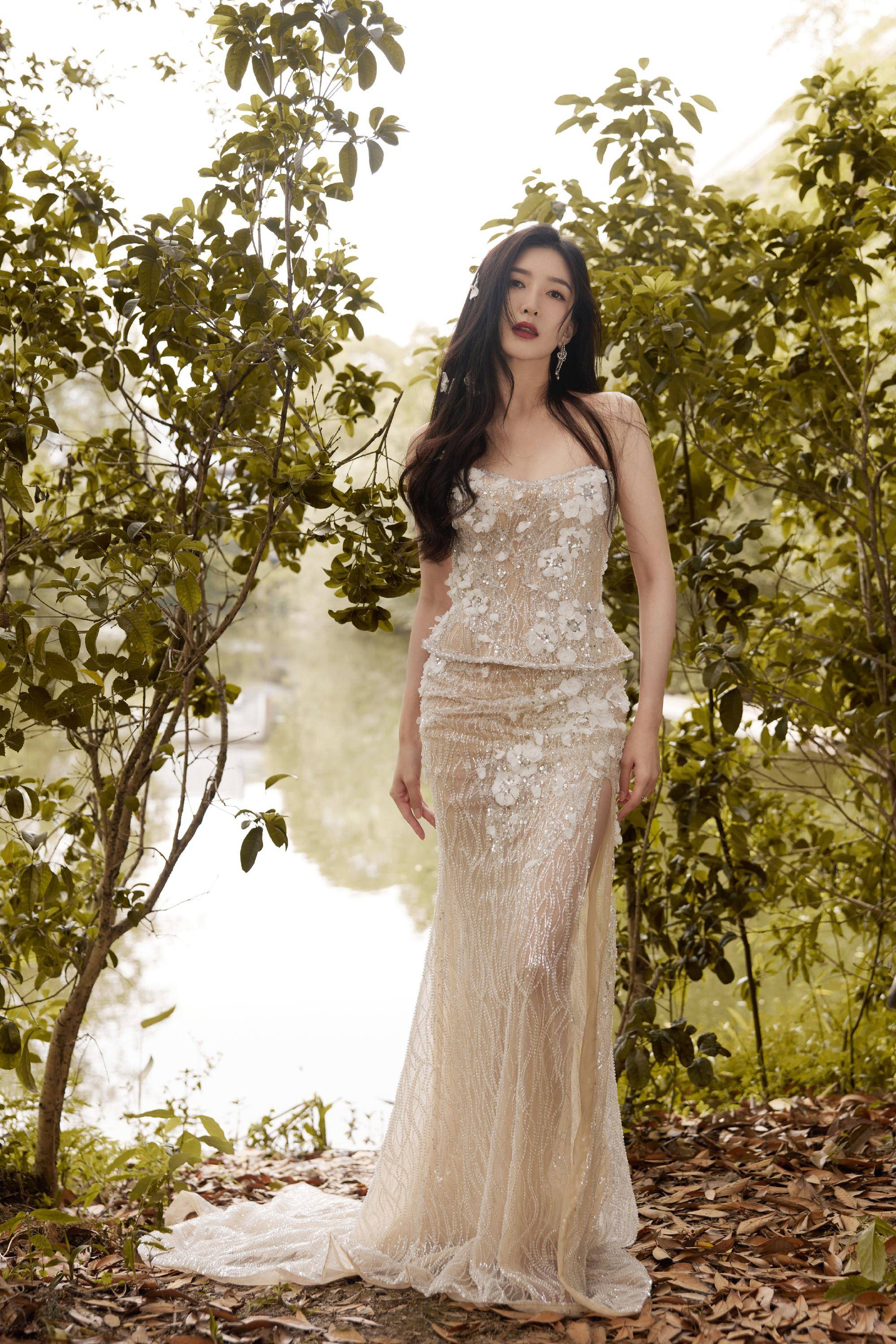 江疏影户外写真大片,一袭筒状蕾丝图案仙女裙,温柔高贵,娇媚迷人_时尚