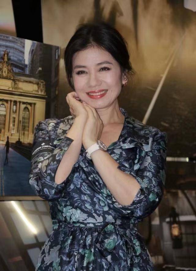 钟楚红才是不老界的神话,穿富贵印花裙优雅如小名媛,60岁更精致_女性