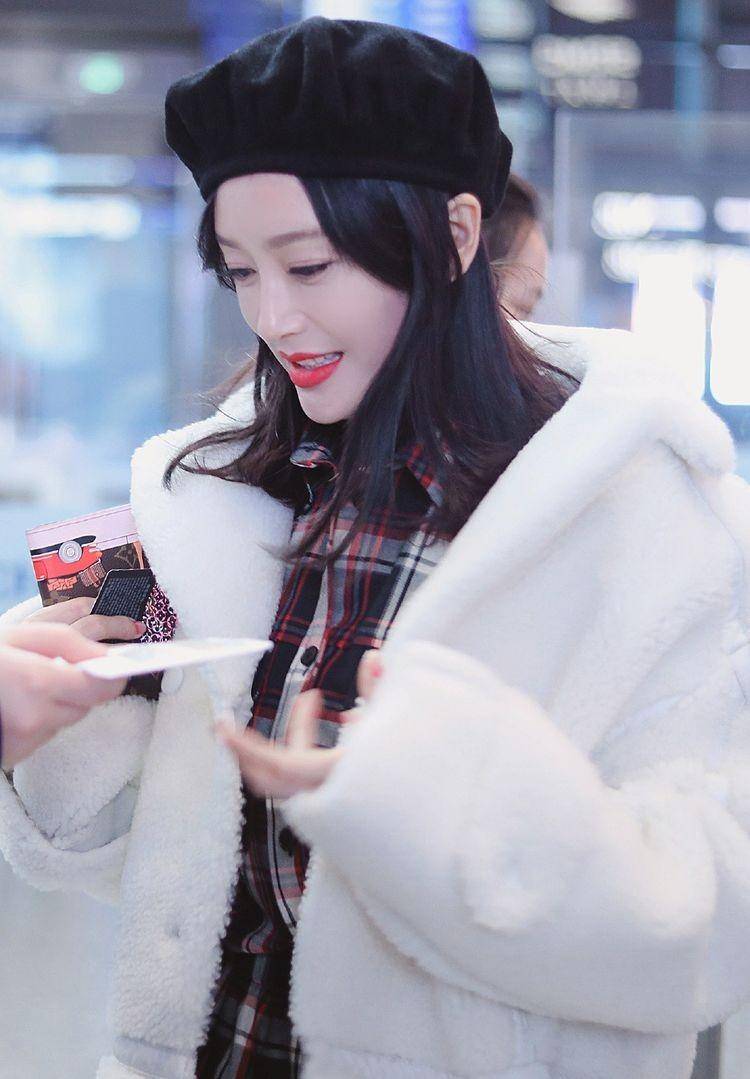 我不懂秦岚的时尚,他只是穿上"睡衣"就出门了,看上去却意外地时尚