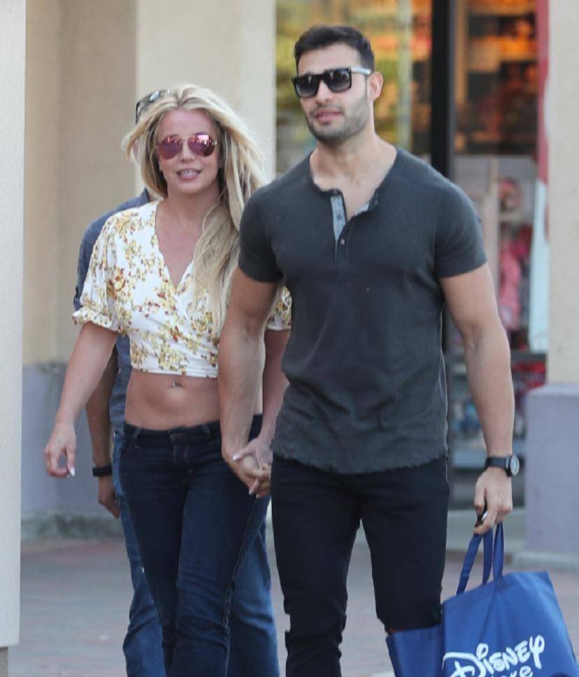 小甜甜布兰妮牵手男友逛平价服装店,看到玩具一脸惊喜_迪士尼_笑容