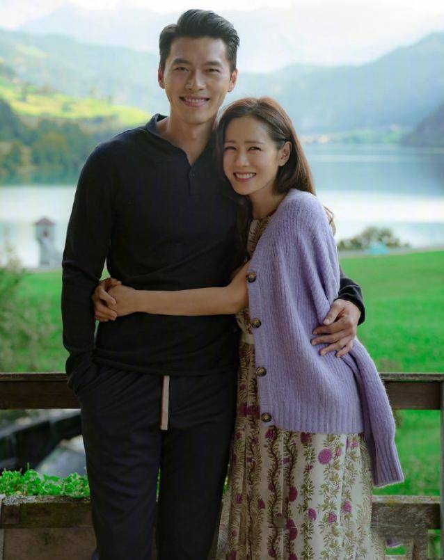 孙艺珍疑似婚讯后晒男友视角美照,抱爱宠狗狗对镜甜笑,网友:羡慕了