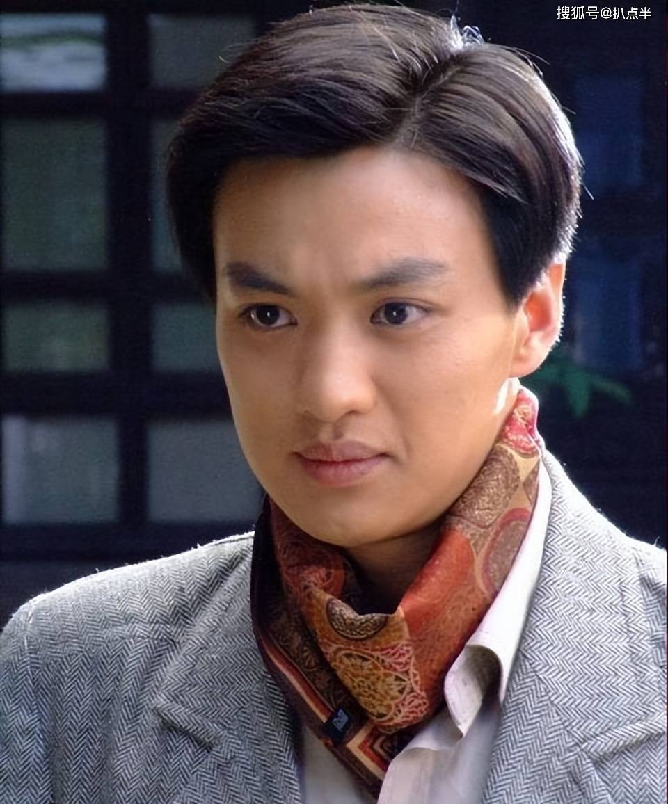 次年,周一围又出现在抗战剧《滇西往事》中,诠释了冲动却机灵的男二号