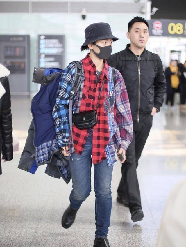 周笔畅中性风走机场,拼接衬衫配牛仔裤,不见高级女人味_选择了_衣服