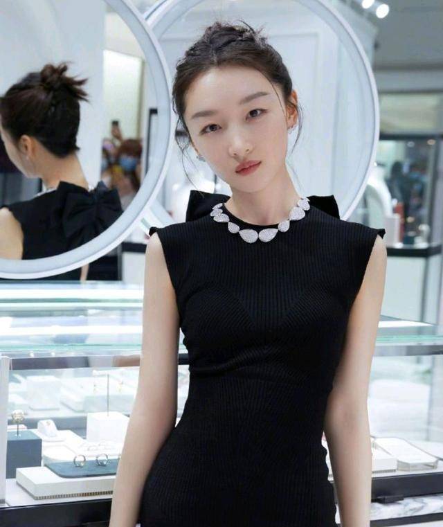 周冬雨——减龄少女颜_气质_鼻子_眼睛