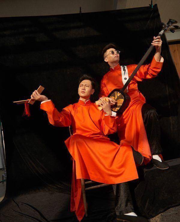 周九良在三弦上的造诣也是可圈可点的,这一才能得到了师父郭德纲的