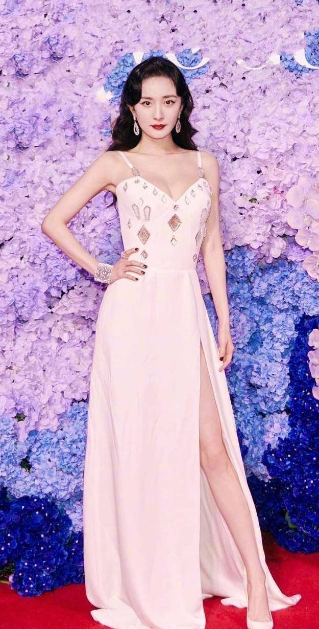 各自有:刘雯,何穗,汤唯,张艺兴,龚俊,宋茜,杨幂,周冬雨,童瑶,白宇,张