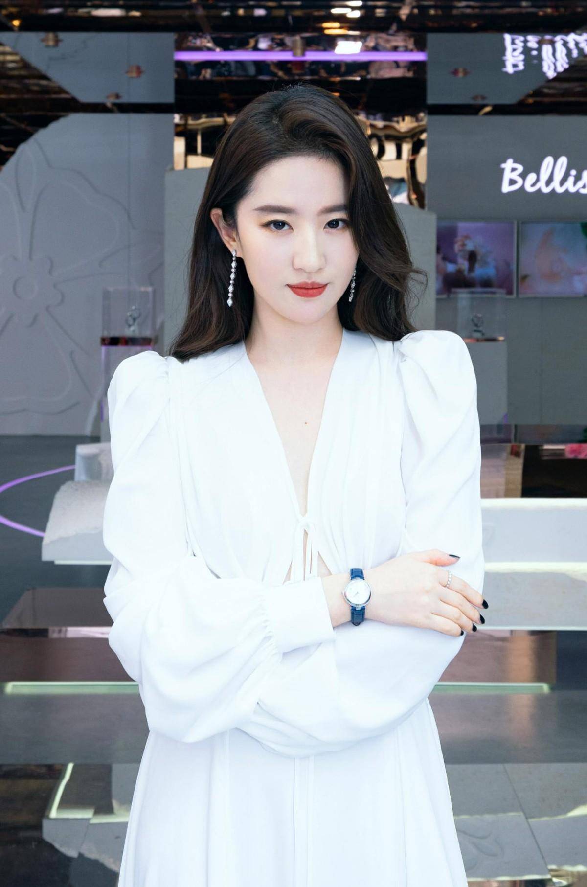 刘亦菲很会穿衣,身穿"小白裙"搭配15万耳环,显得冷艳贵气_白色_连衣裙