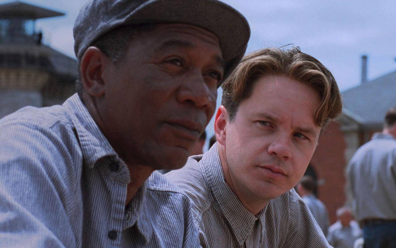 《肖申克的救赎》的主题是希望和自由,这一主题在电影中通过人物塑造