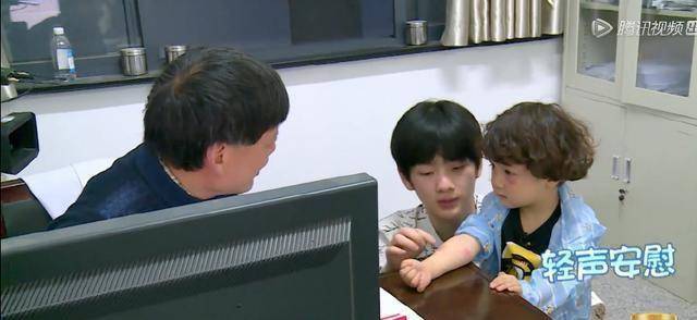 周震南带豪豪看病,一个举动让人意外,网友:不是这