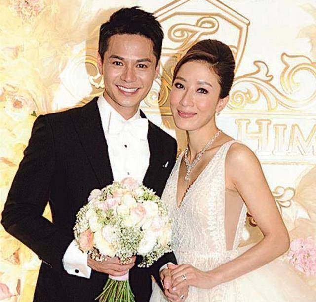 同一年十二月,周丽淇与男艺人傅程鹏通过艺人经纪人霍汶希公布完婚的