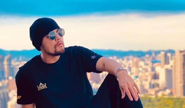 周杰伦上脚dioraj1!自称「全亚洲最速上脚」!_明星_张雨绮_示范