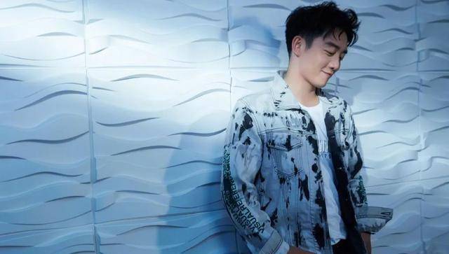 有网友也扒出之前某探店博主曾提到郑恺是这家club的常客,还有王大陆