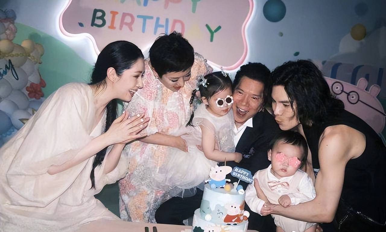 向佐太幸福,郭碧婷探班令他一扫疲惫,两岁女儿帮他卸妆瞬间萌化_向佐