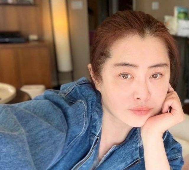 最近的一张照片显示!这个53岁的女孩仍然很漂亮_王祖贤_女神_羽绒服