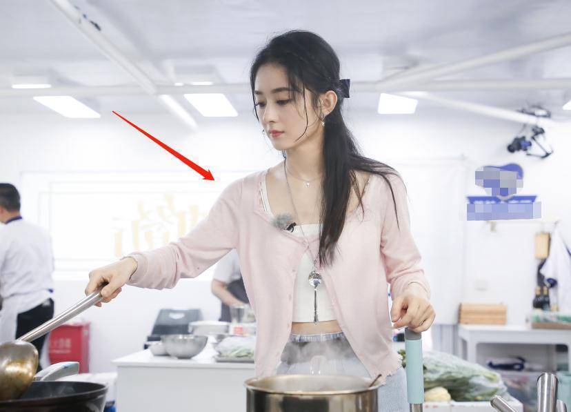 中餐厅4:赵丽颖穿小开衫,镜头一扫而过,这腰我没看错吧?