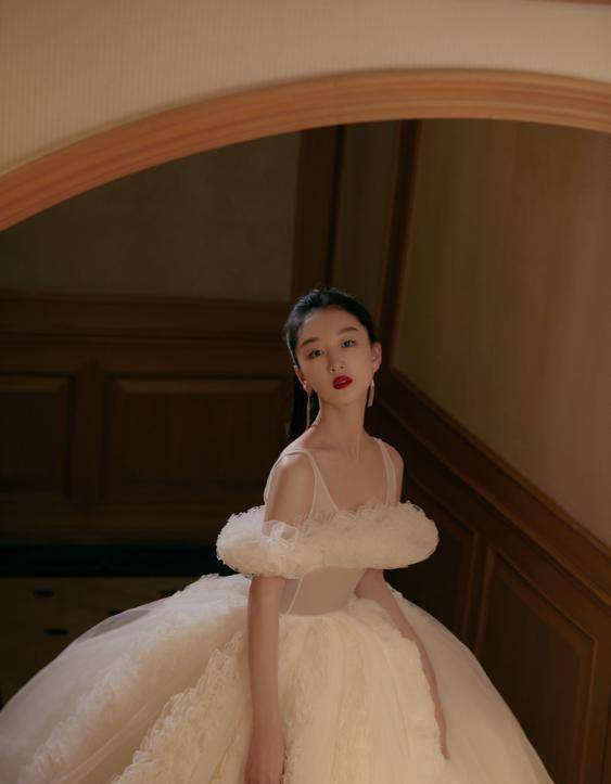 周冬雨红毯造型太惊艳,高马尾配大红唇,白色蓬蓬裙显可爱_显得_感觉