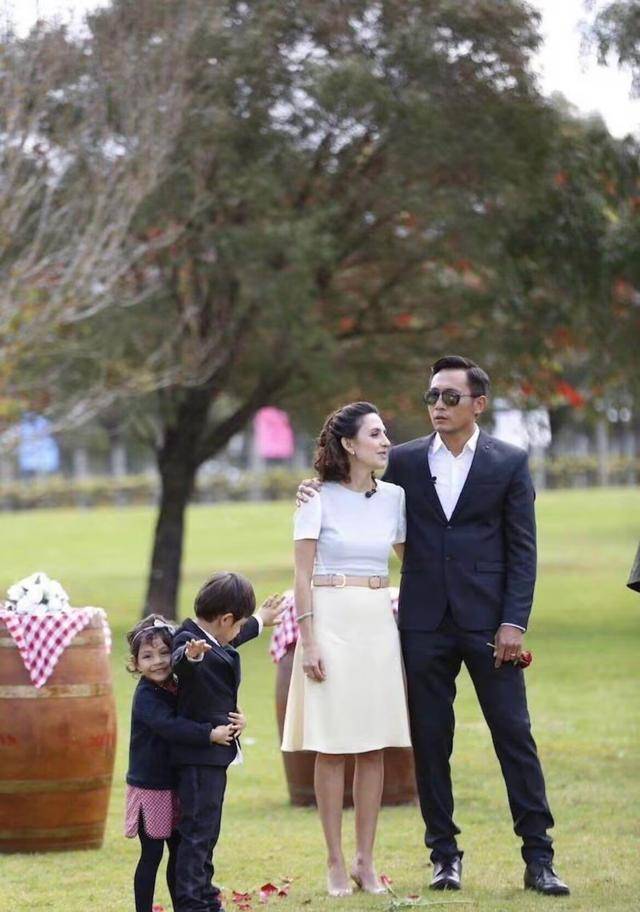 刘烨的妻子好会打扮,穿搭简单但很贵气,衬得老公很"朴素"_安娜_衣服