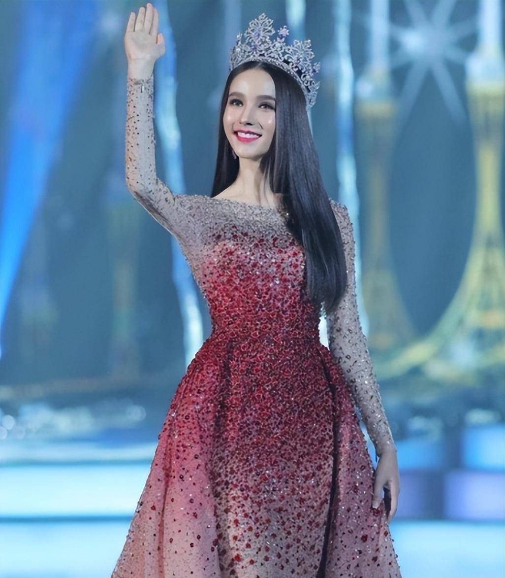 18岁变性,20岁成选美冠军,上帝发错了性别,但不影响她美_yoshi_身材