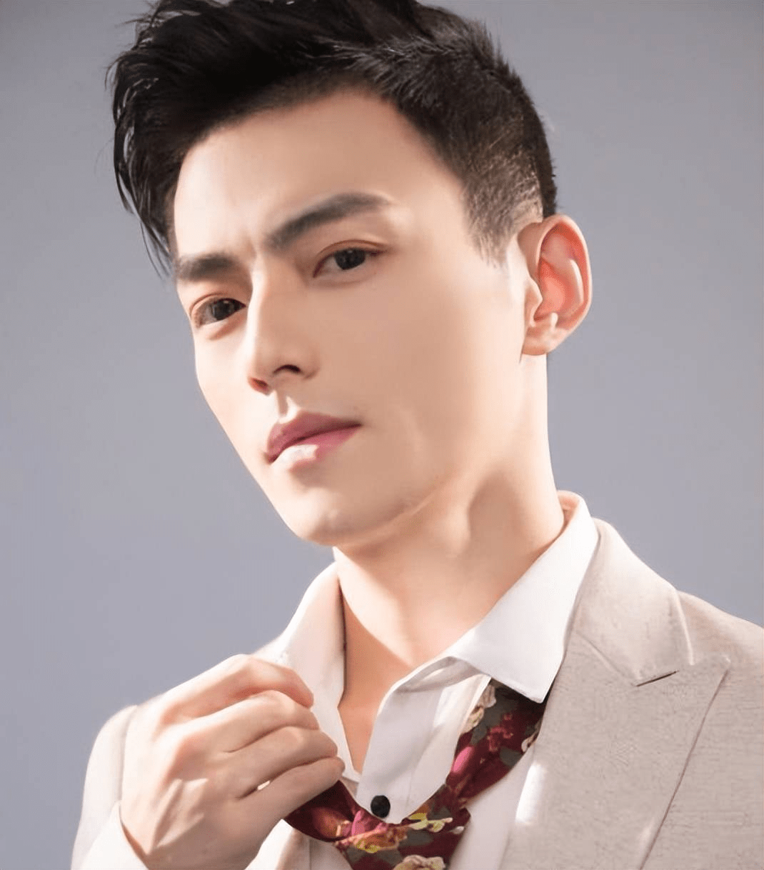 智勋除了是lol国服顶级男刀外,平时也勇于尝试各类新游戏.