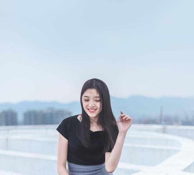 自卑的老公,把空姐老婆关在家中,只因担心她认识更好的男人_王睿_女