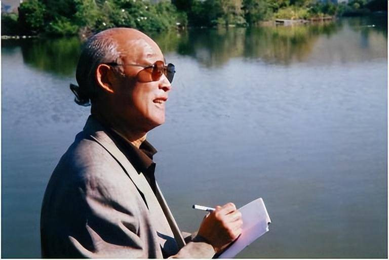 特邀教研主任,齐白石书画大数据鉴定专家,上海齐白石艺术研究会会长